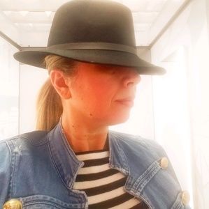 Meet your Posher, Mirela